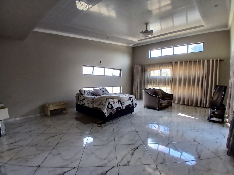 5 Bedroom Property for Sale in Oos Einde North West